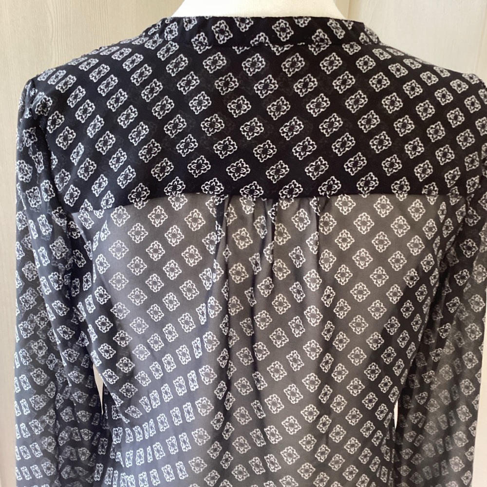 Old Navy Black and White Semi Sheer Women's Top Sz XS - Picture 3 of 12